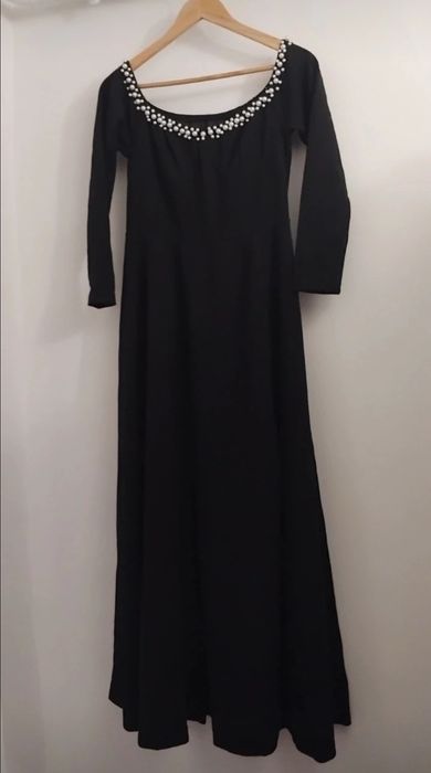 Vând o rochie neagră elegantă