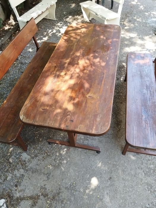 Маси с пейки от масивна дървесина