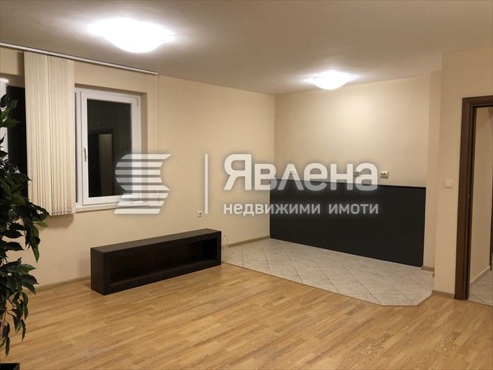 Офис до Икономически университет