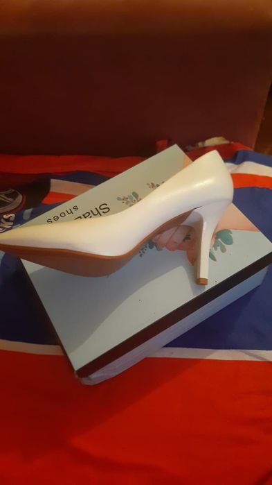 Продаются белые туфли на шпильке