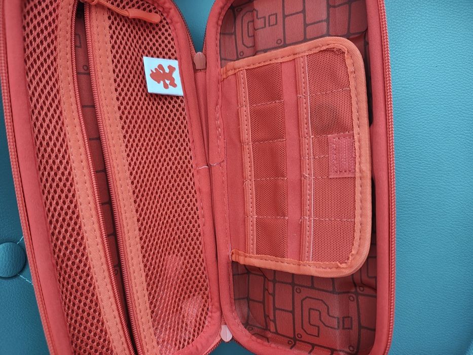 Nintendo Switch cu husa și joc