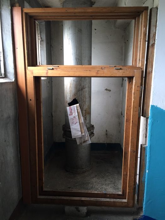 Продам лаги и оконную деревянную раму с двойной дверцей