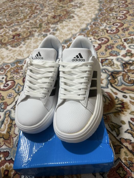 Продается кроссовки белые адидас новые