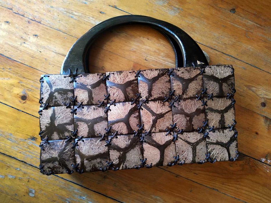 Дамска чанта направена от обработени кокосови орехи