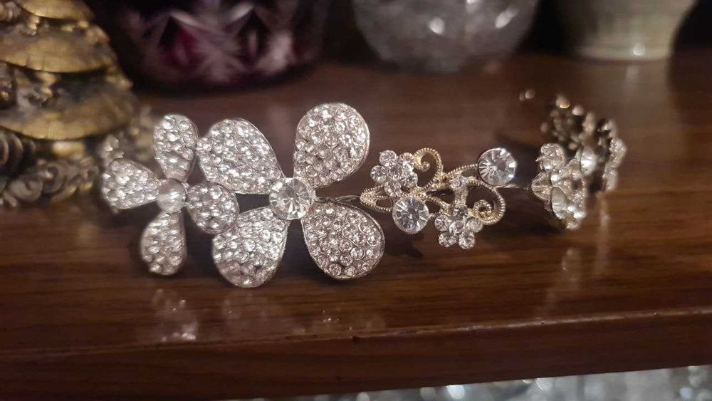 Продаётся красивое свадебное платье туфельки и заколка.