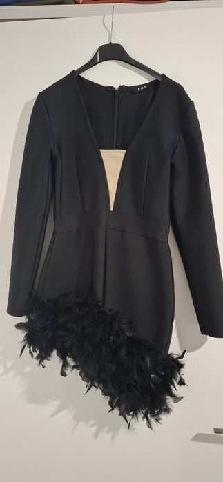 Vând rochie model deosebit