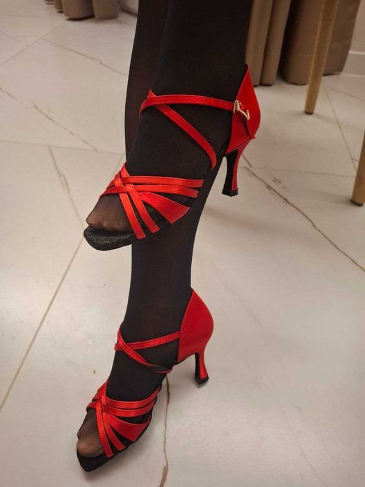 Червени танцови сандали на ток