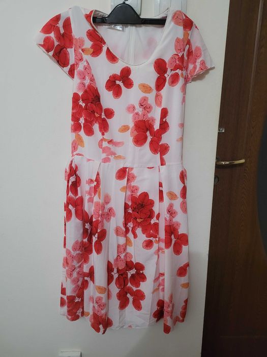 Rochie vaporoasa de vara, marimea 46IT (se potriveste unui M) superba