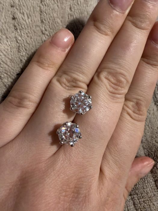 Пусеты с муассанитом. 2 карата. Новые.