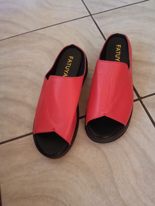 Papuci de dama, roșii, cu talpa neagra și bareta lata, noi, mărimea 40