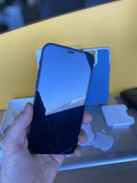 IPhone 12 64 GB black с КАЛЪФ подарък!!!