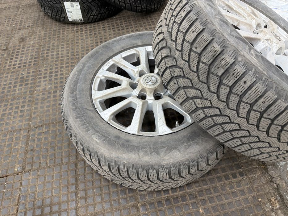 Продам зимнии шины Bridgestone с шипами