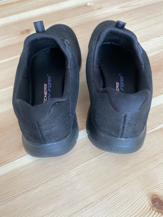 Продам кроссовки Skechers