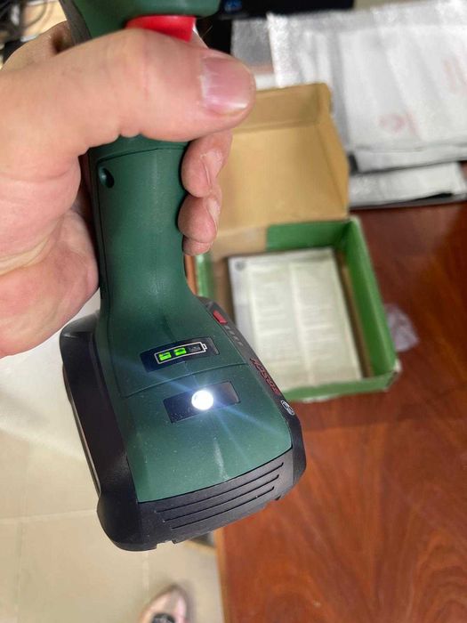 Filetanta cu percuție Bosch UniversalImpact 18V-60 (fără baterie, sistem de 18 volți, în ambalaj din carton)