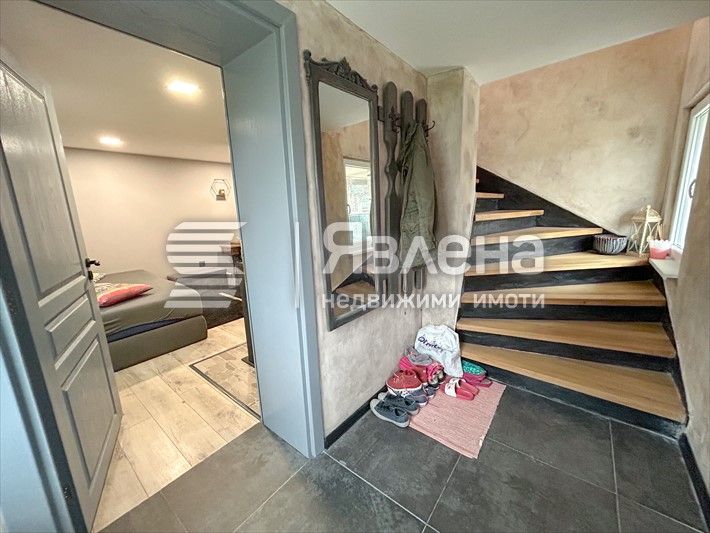 Продава се масивна двуетажна къща с уникална архит