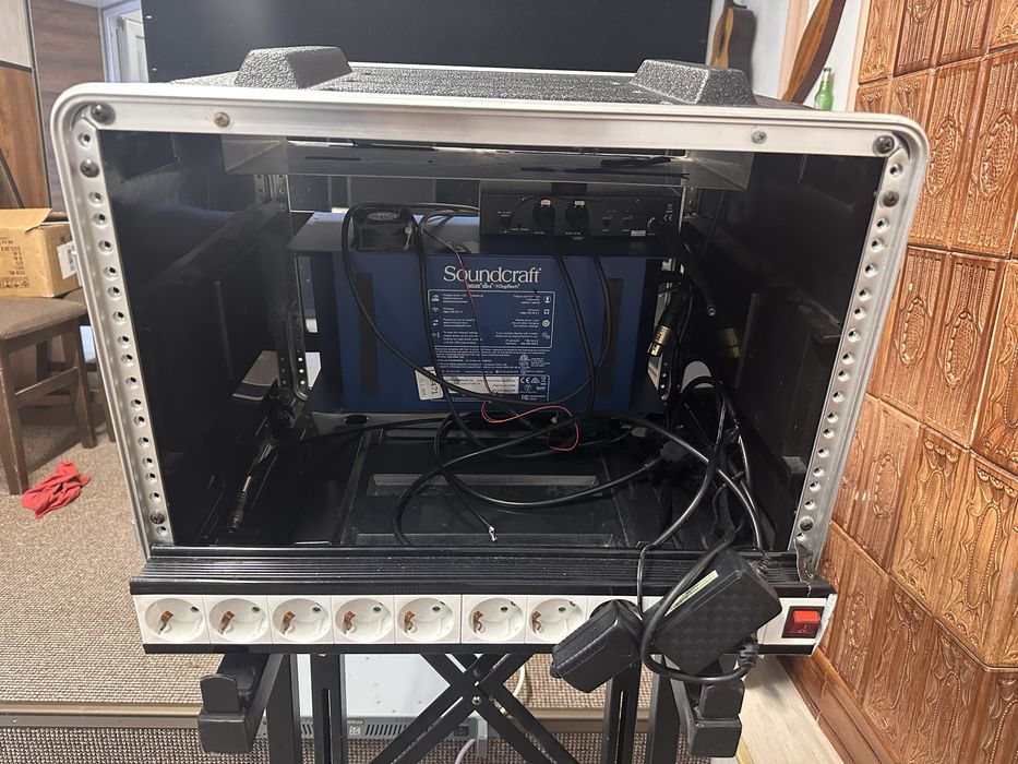Vand soundrcraft Ui24R plus case ca nou