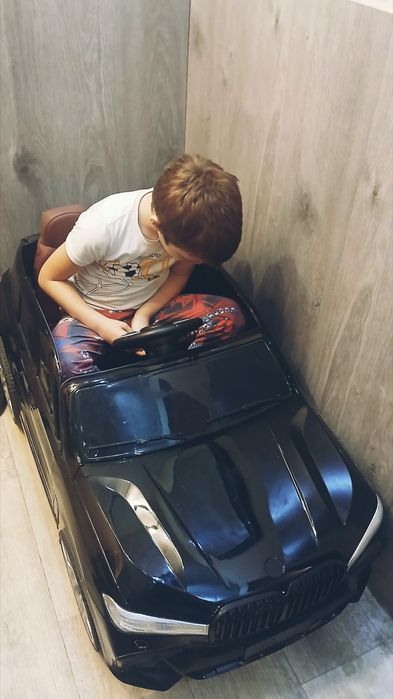 Электромобиль BMW черный