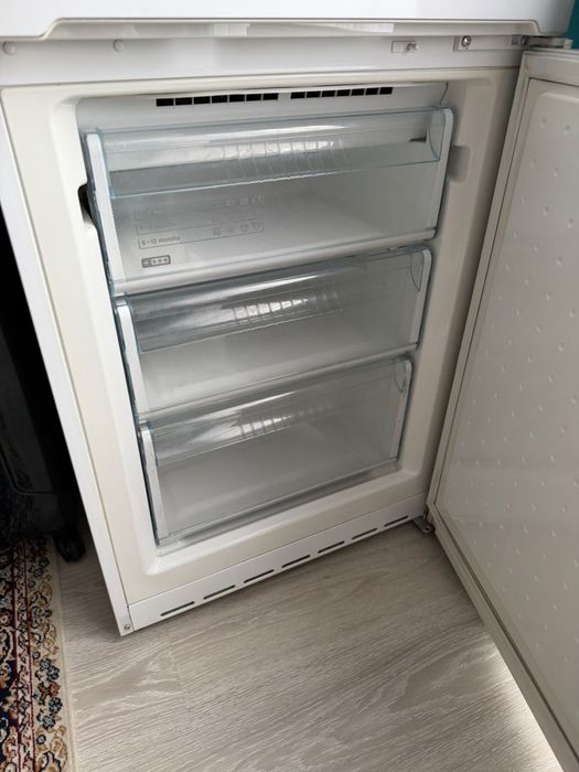 Люстра, диван,холодилник