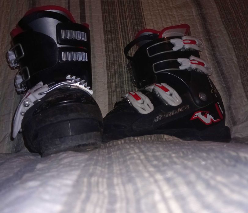 Clăpari schi copii NORDICA – mărime 240 mm stare bună