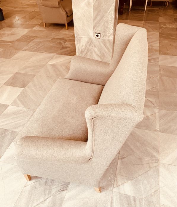 Шведски двуместен wingback диван – скандинавски дизайн