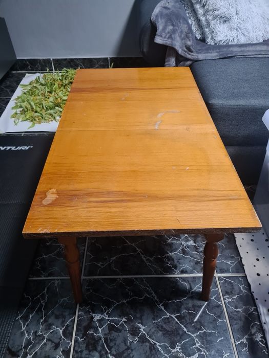 OFERTĂ - Măsuță de Cafea / Living din Lemn Masiv – Stil Vintage cu picioare strunjite