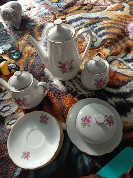 Продаю посуду немецкий сервиз и чайный сервиз