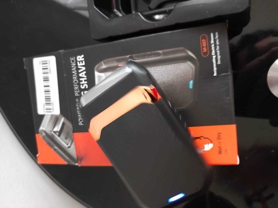 Aparat de ras electric reincarcabil