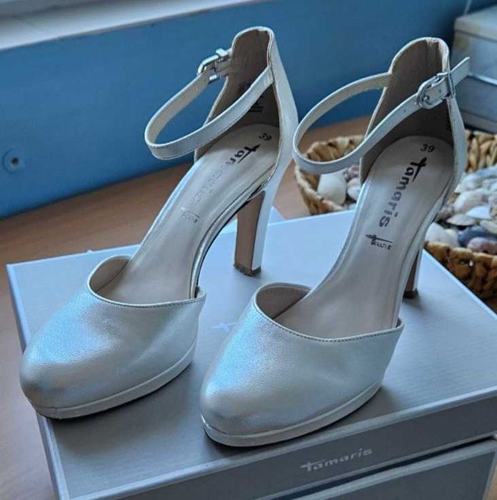 Перлени бални обувки на висок ток