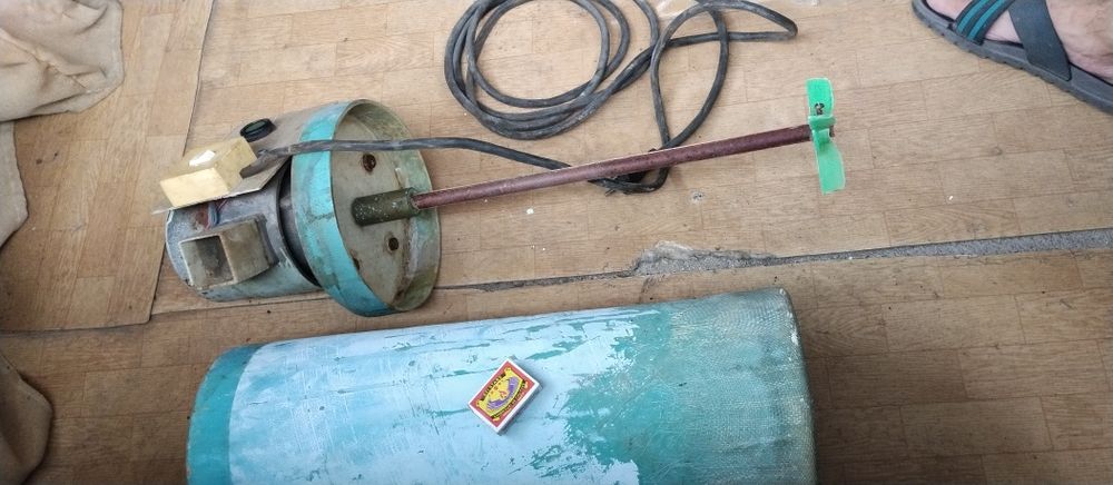 Голям миксер за разбъркване на мляко и др.течности