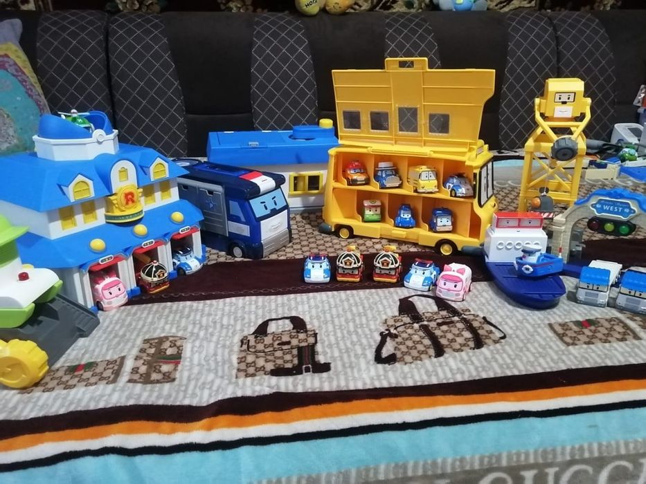 Продам сррчно! Поли Робокар набор