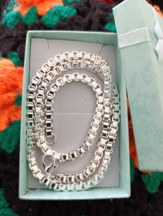 Чисто нов, масивен ланец верига, кубобразен.Дължина 61 см.В кутия