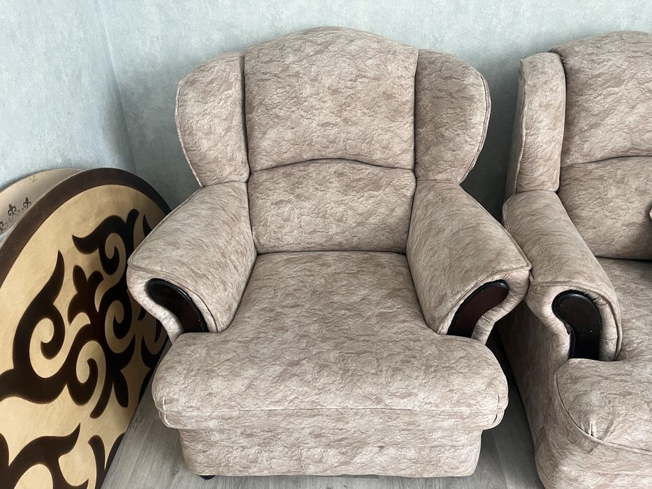 Диван вместе с креслом