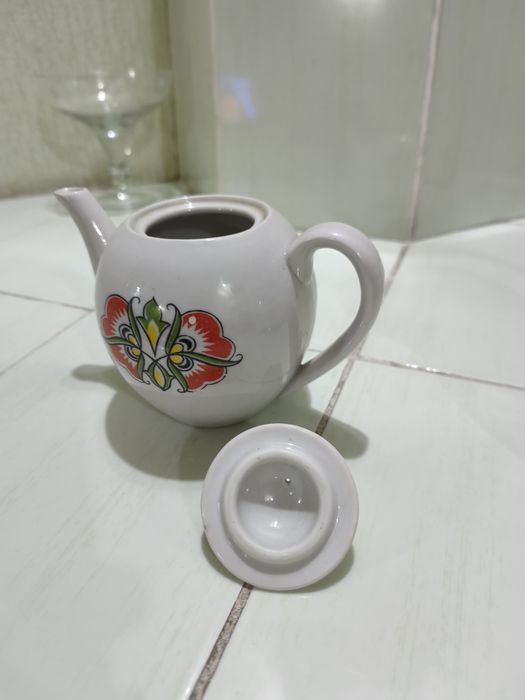 Заварочные чайники 2 л - 30000 сум,  и 0.6 л - 10000 сум, б/у