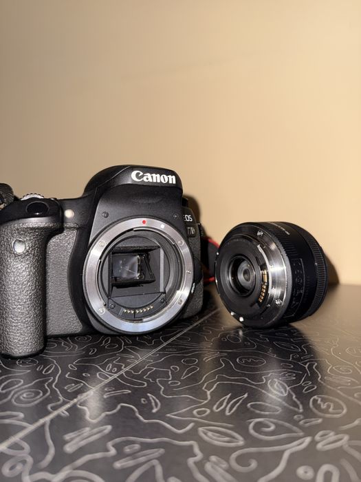 Pachet Foto Complet Canon77D + 50mm + Bliț+ Accesorii Stare Impecabilă