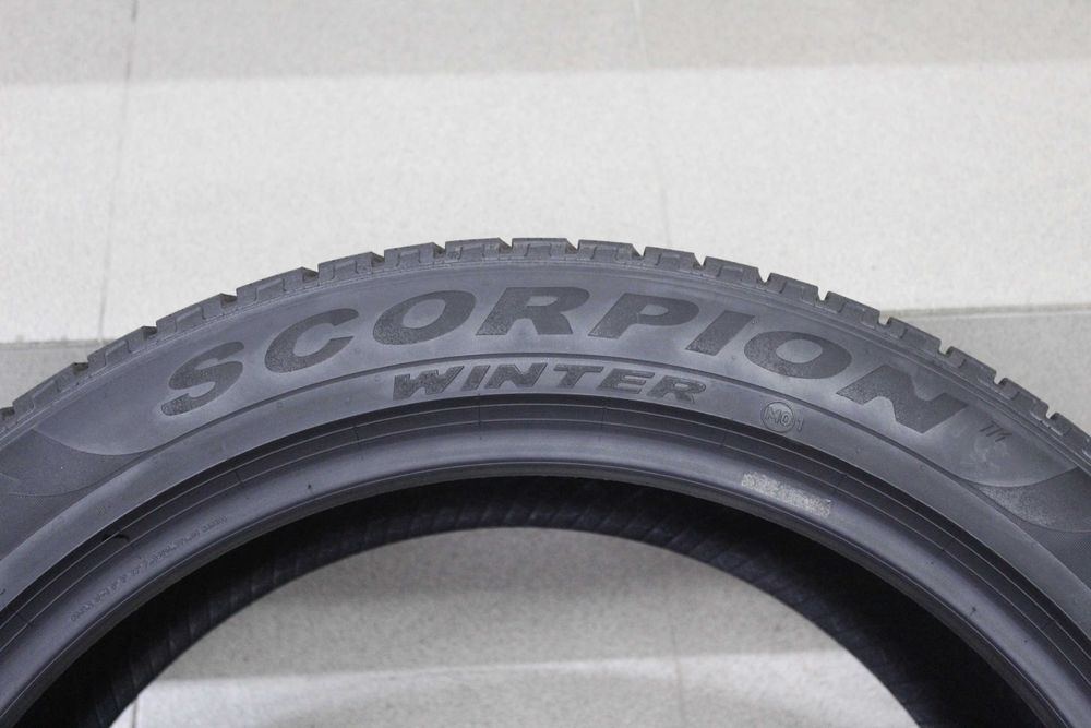 325/35-22 Pirelli Scorpion Winter