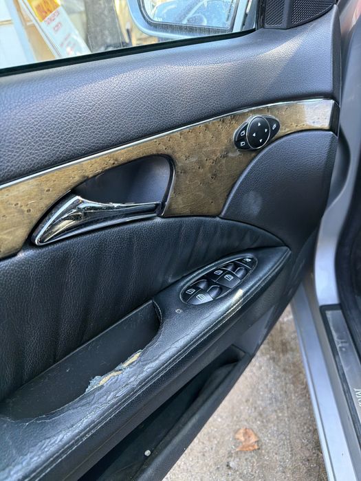 Продавам e class 2003г. Автомобила е обслужен, има следи от опотреба.