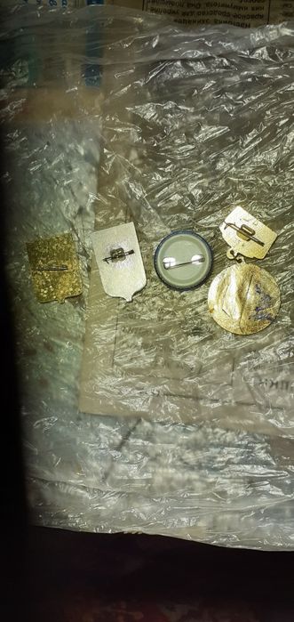 Продам значки в хорошем состоянии