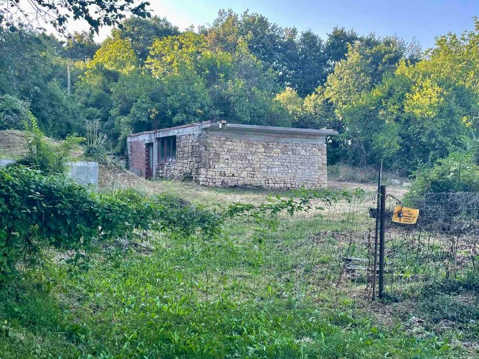 Парцел с новострояща се къща в кв. Чехлевци