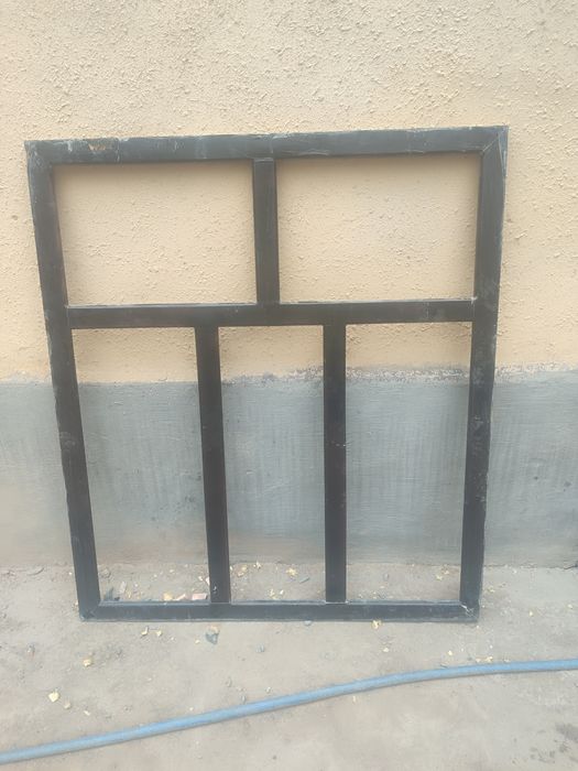 Derazalar 2 ta,  oynalari bilan