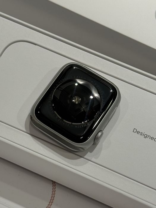 Apple Watch S5 44mm Silver (бял) - Перфектен!