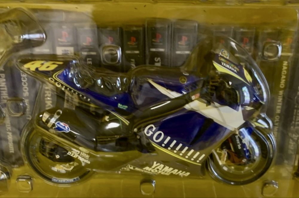 Macheta motocicleta si figurina Motogp 1/12  Anul 2005 Yamaha V. Rossi