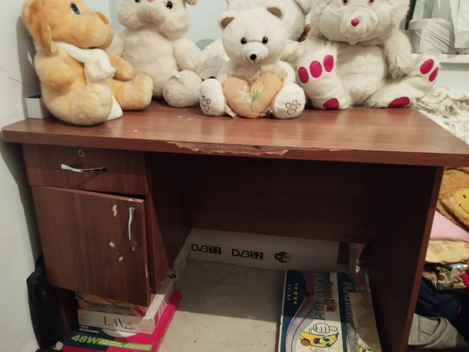 Песменый стол прочный Срочно продаю