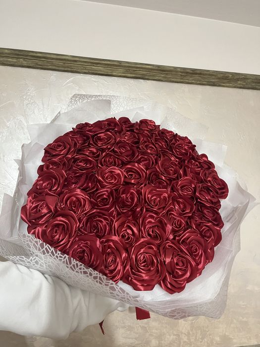 Букети от сатенени рози