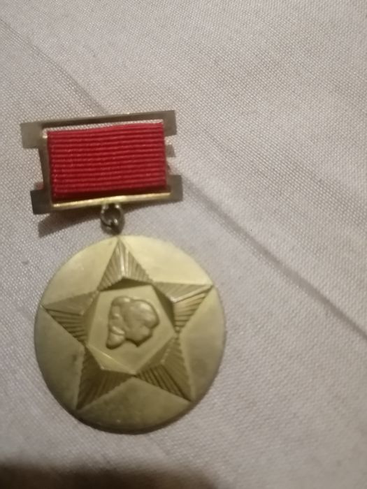 Продавам лот медали и значка от соца