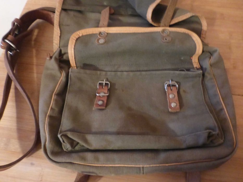 Туристическа брезентова чанта с кожена презрамка и каишки 1970 г