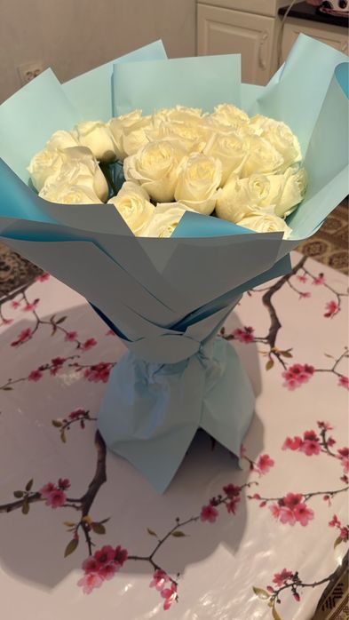 Свежие белые розы 25шт
