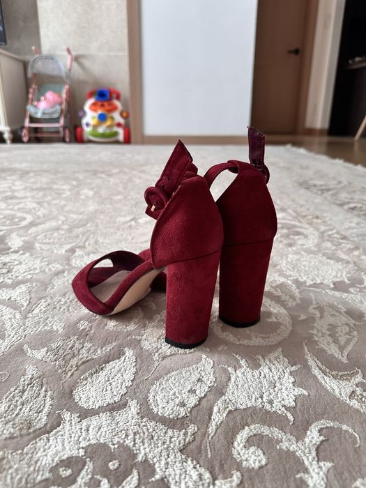 Продам босоножки