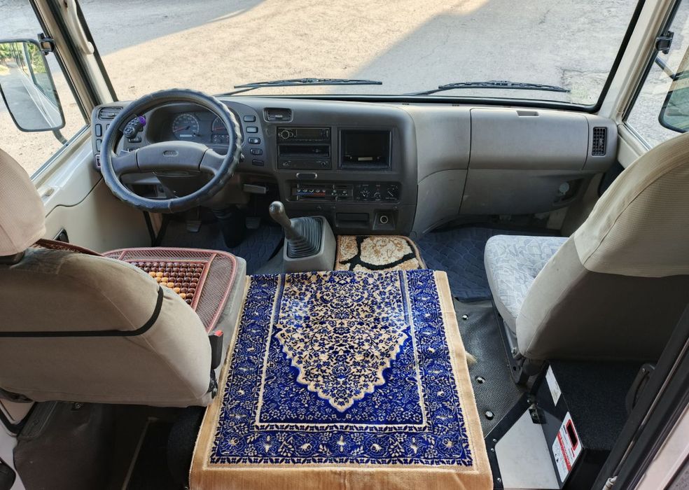 Mitsubishi rosa avtobus
