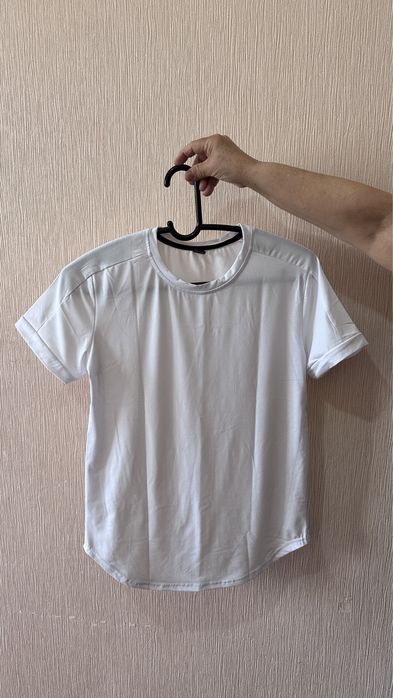 Продаю 4 классные мужские футболки.