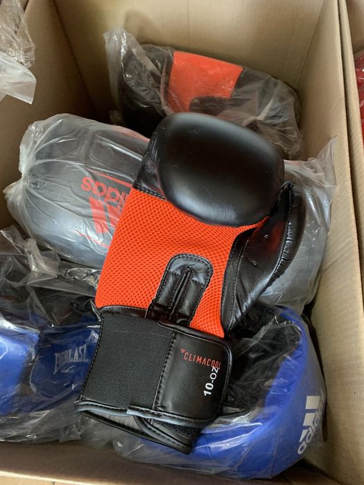 Боксерские перчатки.